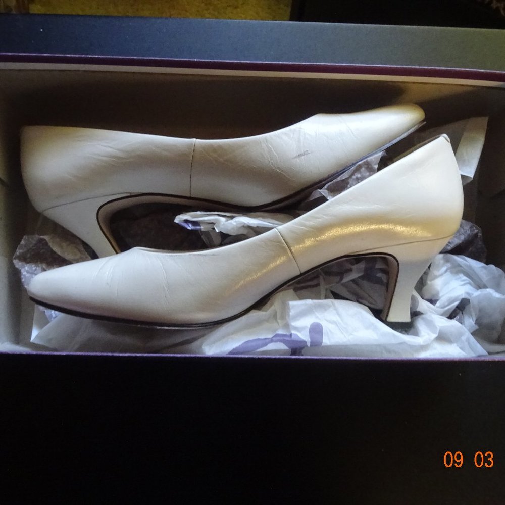 1 Pr of Size 7, 2-1/2' Caressa Heels